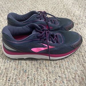 Brooks Dyad 9 women’s sneaker size 10 running